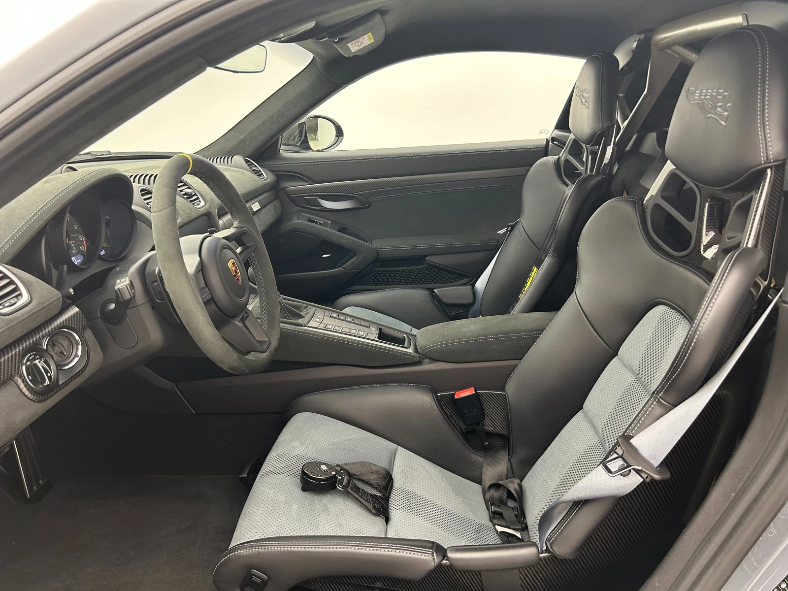 Porsche Cayman GT4 RS Weissach Package